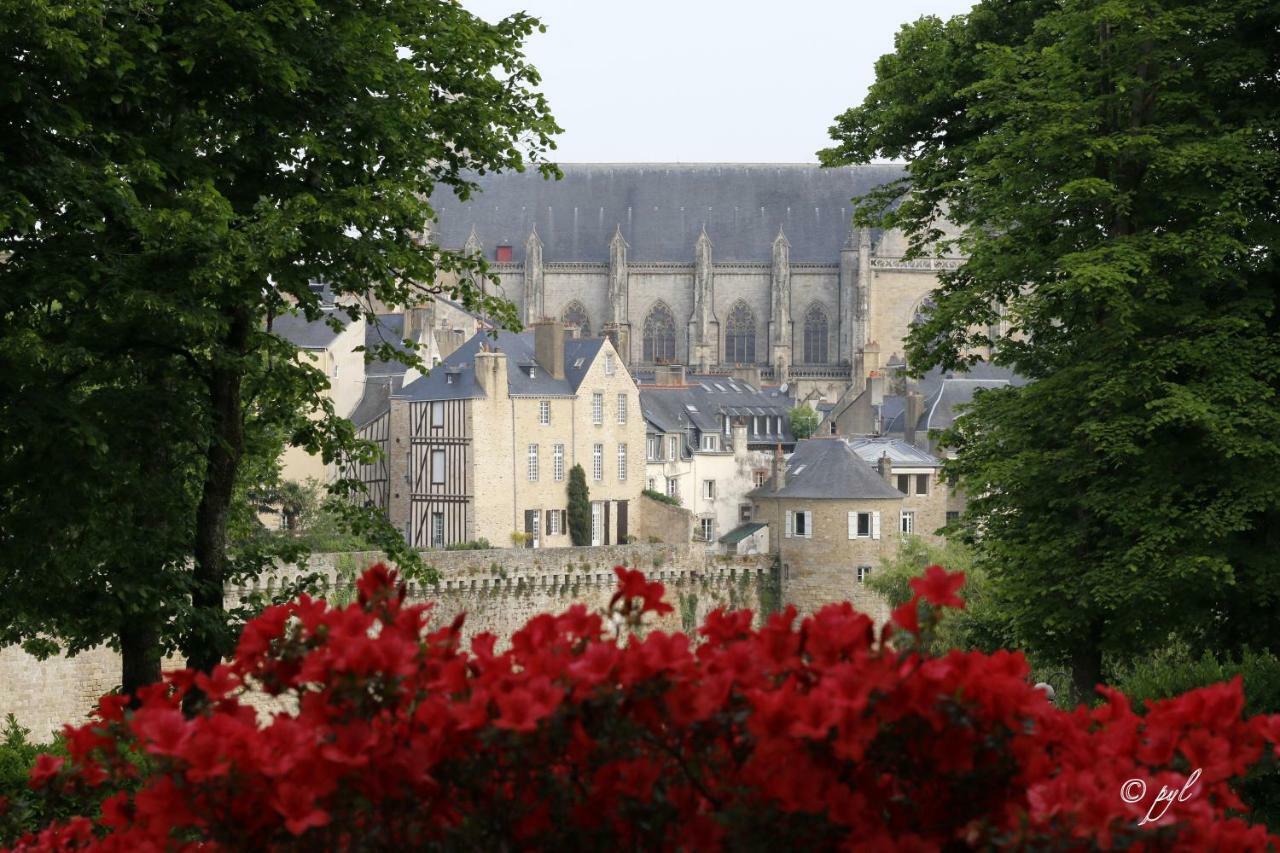 T2 Parking A Reserver Wi-Fi 10' A Pied Du Port Vannes Exterior photo